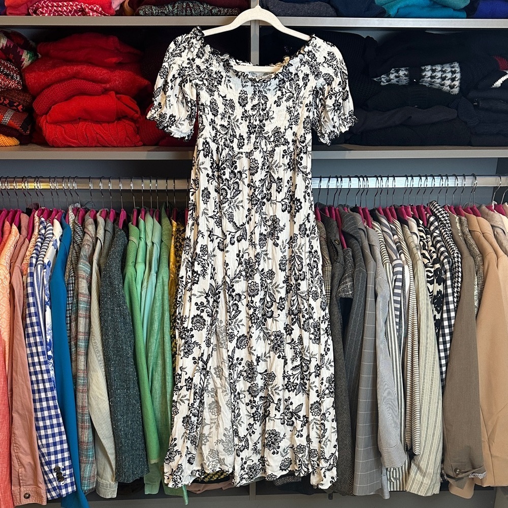 Love Ady white/black floral smocked short elastic cuff sleeve midi dress size XS